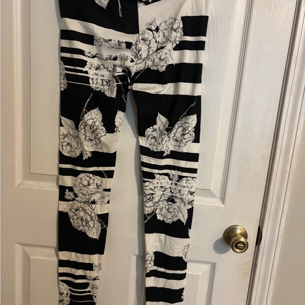 Hue Black and White Floral and Colorblock Leggings Medium New - Picture 2 of 3
